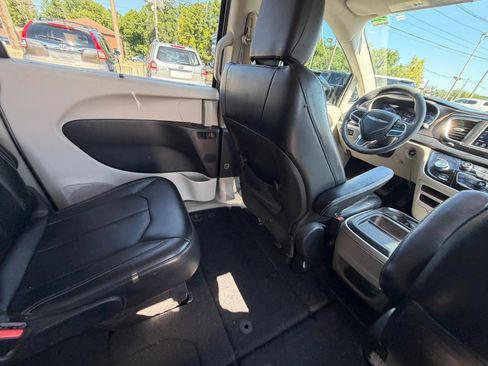 Used 2020 Chrysler Voyager Lxi FWD image 25