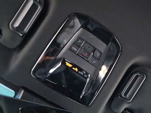 Used 2022 Toyota Venza Limited image 35