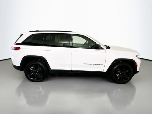 Used 2023 Jeep Grand Cherokee Altitude AWD/4WD image 8