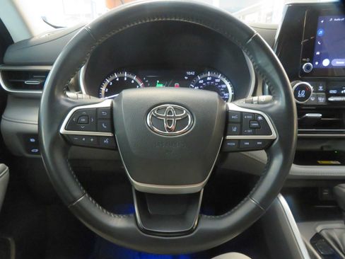 Used 2023 Toyota Highlander XLE FWD image 34