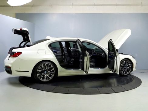 Used 2022 BMW 750i xDrive w/ Executive Package image 15