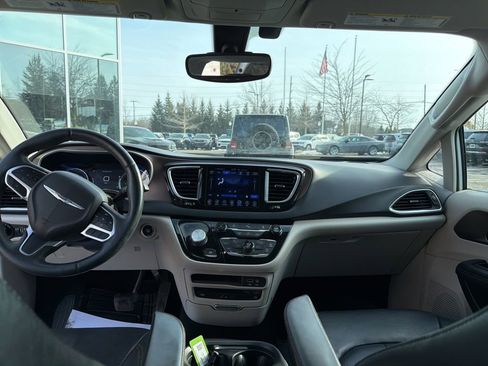 Used 2017 Chrysler Pacifica Touring-L Plus image 12