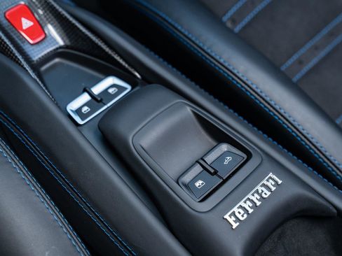 Used 2021 Ferrari F8 Tributo image 39