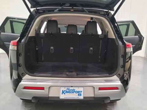 Used 2025 Nissan Pathfinder SL AWD/4WD image 16