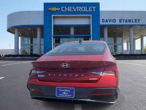 Used 2025 Hyundai Elantra Limited FWD image 7
