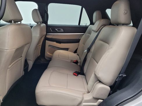 Used 2019 Ford Explorer XLT FWD image 18