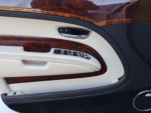 Used 2016 Bentley Mulsanne image 14