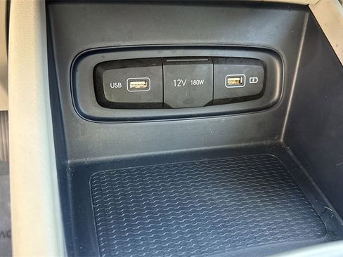 Used 2022 Hyundai Venue Limited image 55