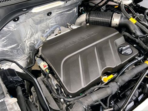 Used 2025 Chevrolet Trax RS w/ Sunroof Package FWD image 33
