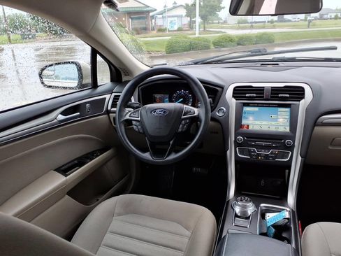 Used 2018 Ford Fusion SE w/ Fusion SE Technology Package FWD image 10