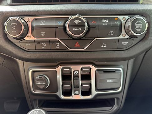 New 2025 Jeep Gladiator Sport image 25