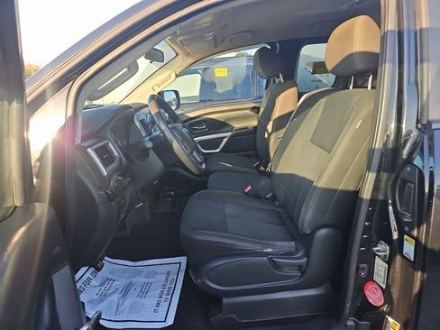 Used 2019 Nissan Titan SV image 4