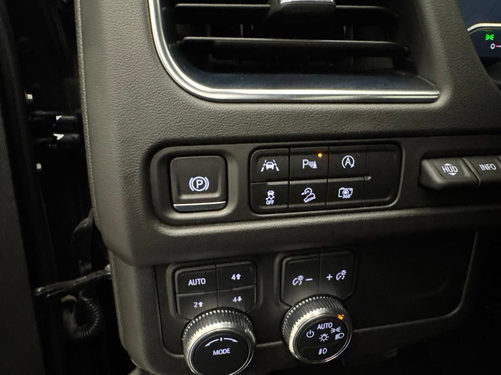 Used 2024 GMC Yukon AT4 w/ Technology Package AWD/4WD image 30