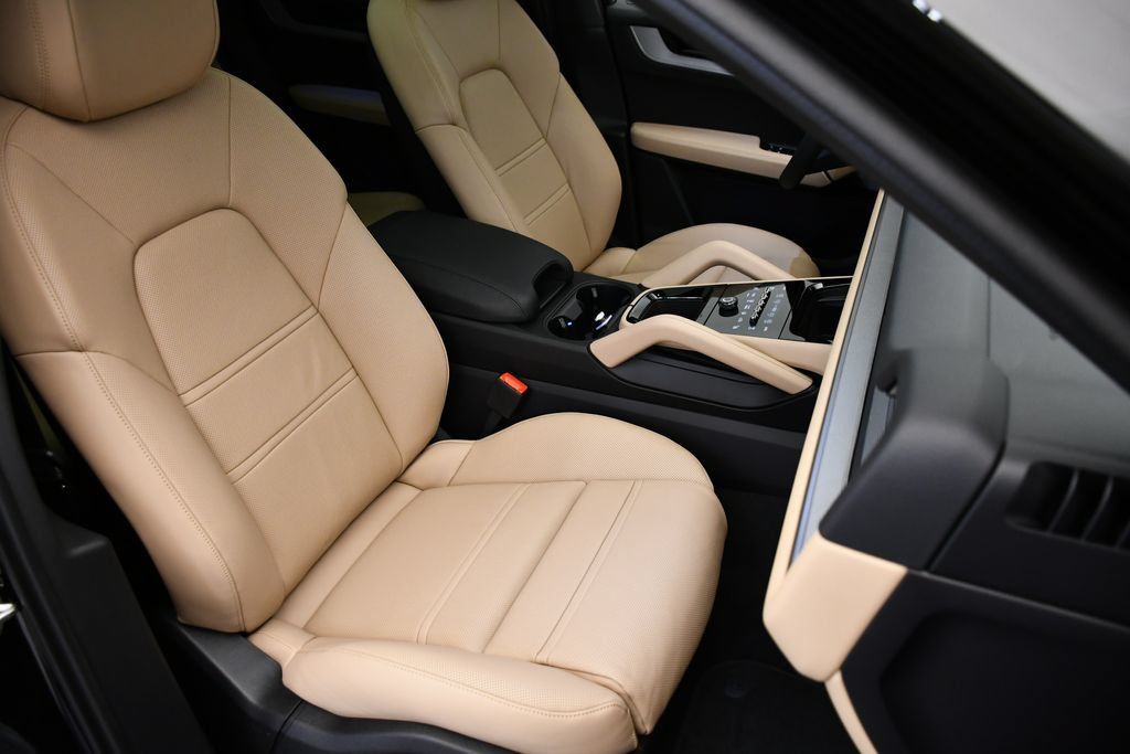 Certified 2025 Porsche Cayenne E-Hybrid Coupe AWD/4WD image 53