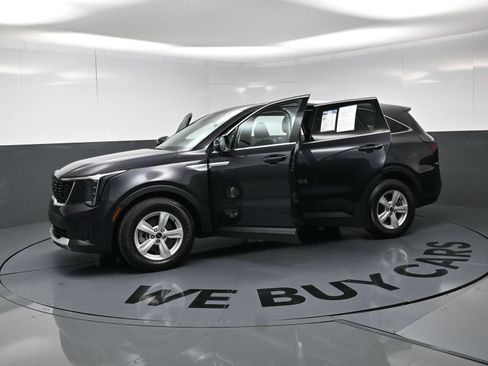 Used 2025 Kia Sorento LX FWD image 21