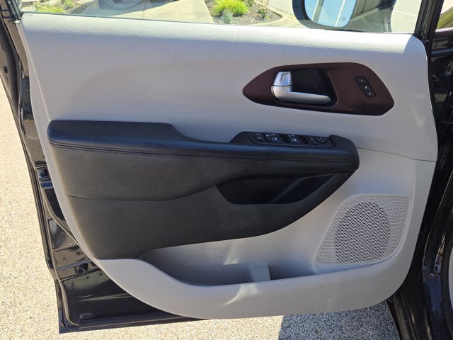 Used 2017 Chrysler Pacifica Limited FWD image 19