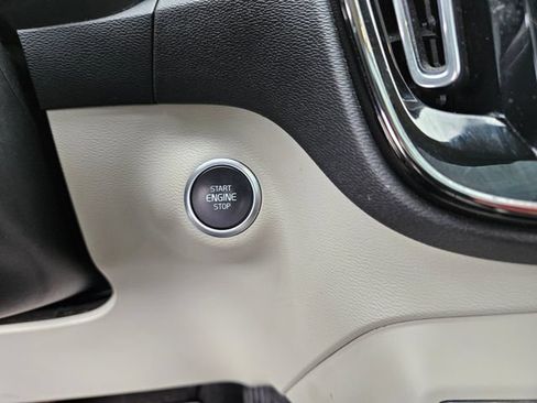 Used 2019 Volvo XC40 T5 Momentum AWD/4WD image 25