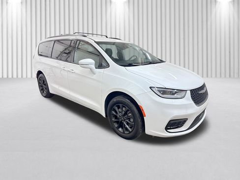 Certified 2022 Chrysler Pacifica Touring-L w/ S Appearance Package image 2