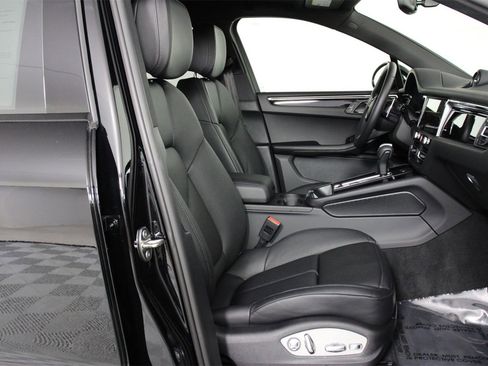 Used 2025 Porsche Macan image 31