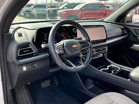 Used 2025 Chevrolet Traverse LT image 17