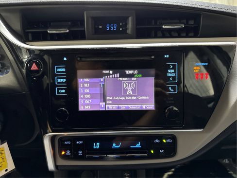 Used 2018 Toyota Corolla LE FWD image 15