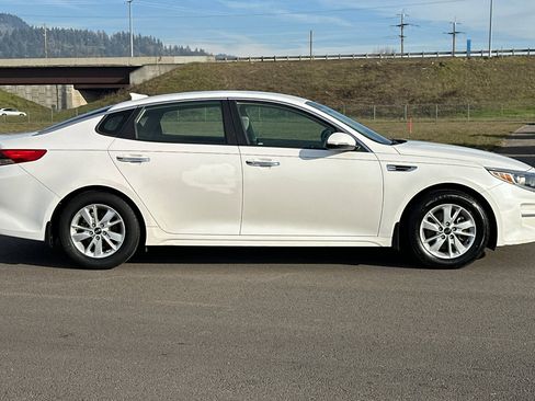 Used 2017 Kia Optima LX image 2