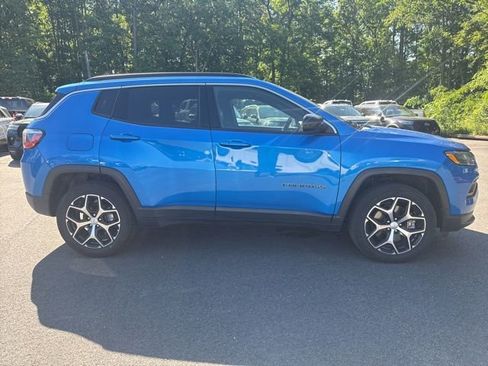 Used 2024 Jeep Compass Latitude AWD/4WD image 6