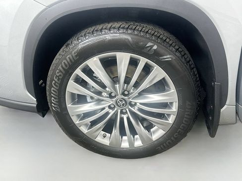 Certified 2025 Toyota Highlander Platinum AWD/4WD image 32