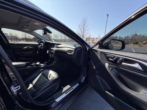 Used 2017 INFINITI QX30 Premium image 20
