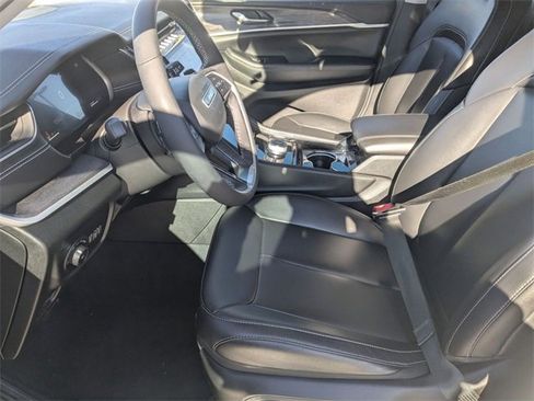 Used 2023 Jeep Grand Cherokee Limited w/ Black Appearance Package image 16