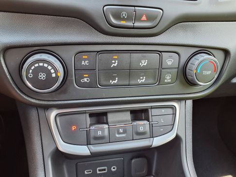 Used 2022 GMC Terrain SLE FWD image 8