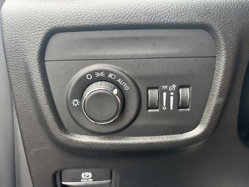 Used 2025 Jeep Grand Cherokee Altitude RWD image 22