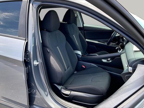 Used 2023 Hyundai Elantra SE FWD image 7