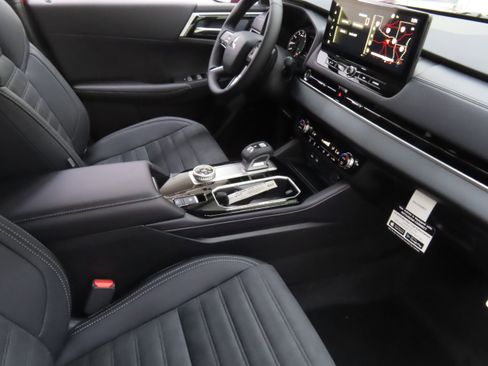 New 2025 Mitsubishi Outlander SE image 24
