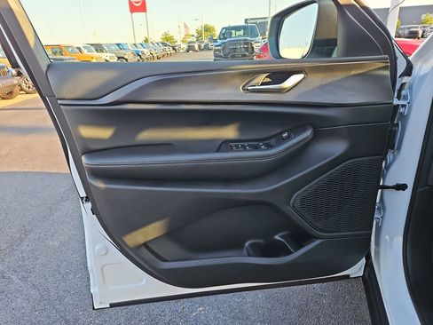 New 2025 Jeep Grand Cherokee Laredo w/ Luxury Tech Group I image 18