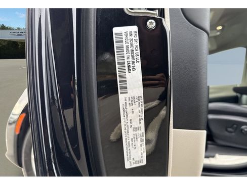 Used 2024 Chrysler Pacifica Touring-L image 30