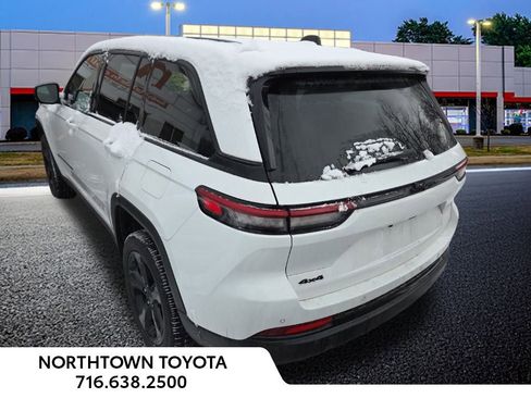 Used 2023 Jeep Grand Cherokee Altitude image 9