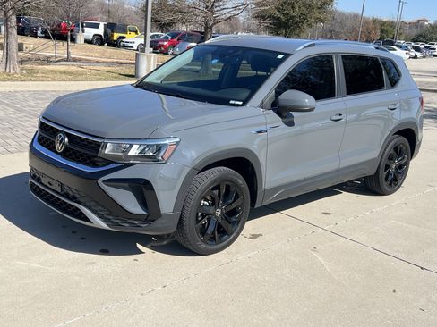 Certified 2023 Volkswagen Taos SE image 5