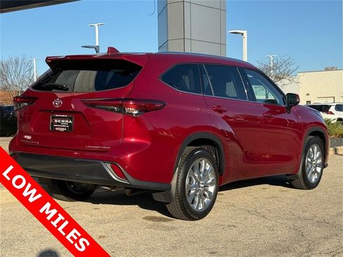 Used 2023 Toyota Highlander Limited image 3