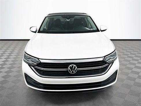 Used 2022 Volkswagen Jetta SE image 2