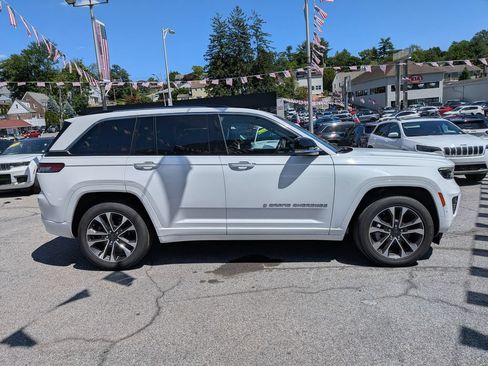 Used 2022 Jeep Grand Cherokee Overland w/ Luxury Tech Group IV AWD/4WD image 5