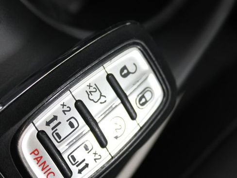 Used 2024 Chrysler Pacifica Touring-L image 32