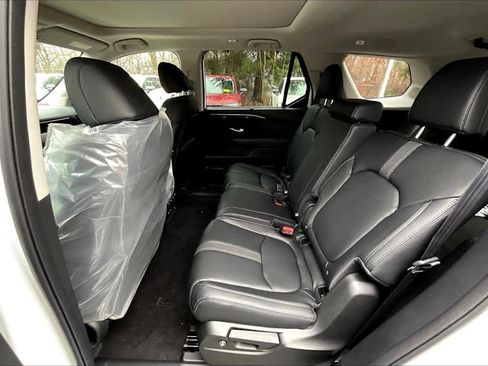 New 2025 Honda Pilot Touring image 14