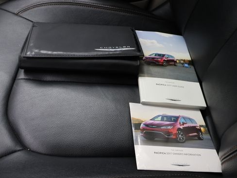 Used 2017 Chrysler Pacifica Touring-L FWD image 62