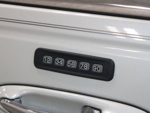 Used 2004 Lincoln Town Car Signature image 14