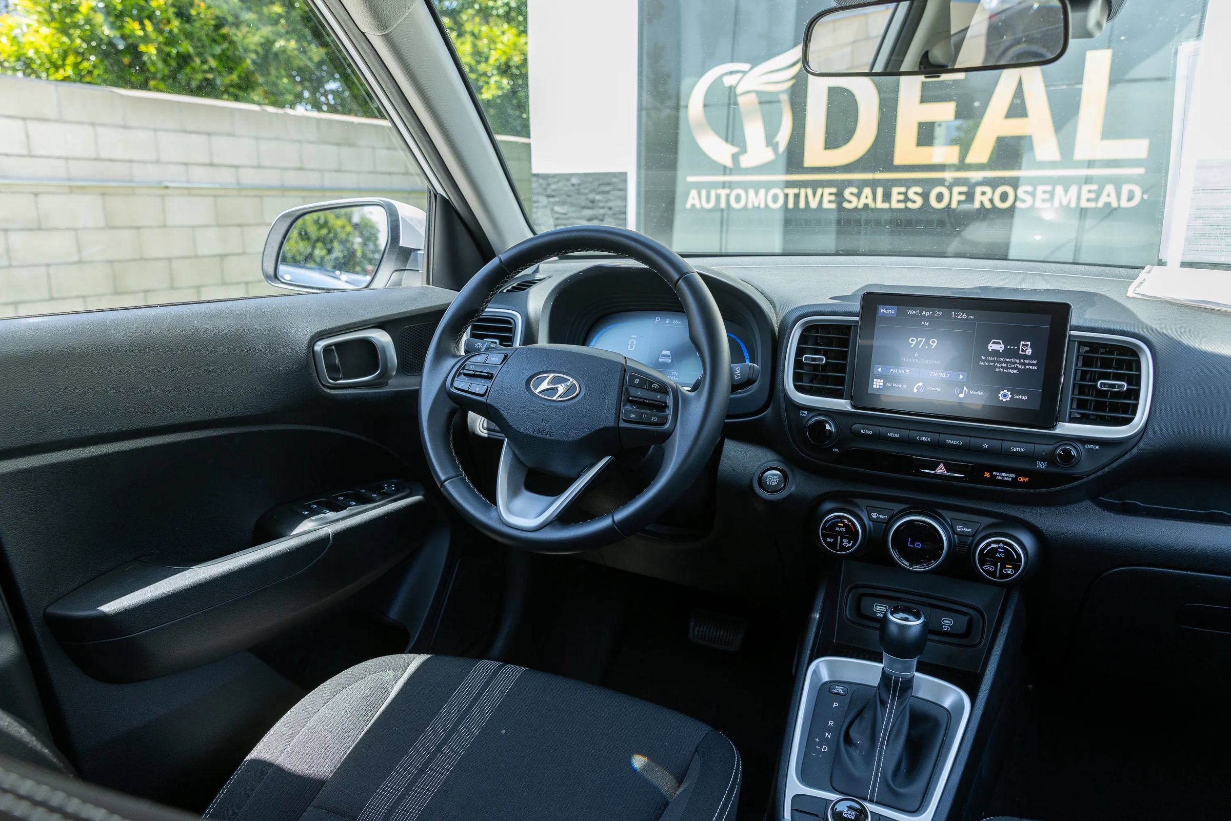 Used 2025 Hyundai Venue SEL FWD image 29
