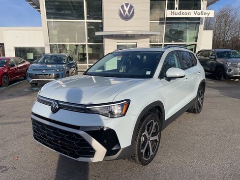 Certified 2025 Volkswagen Taos SEL image 1