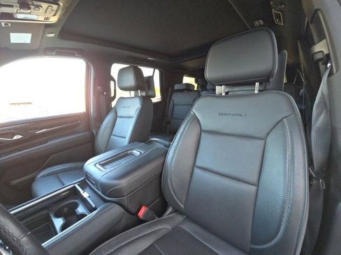 Used 2024 GMC Yukon Denali w/ Denali Reserve Package image 11