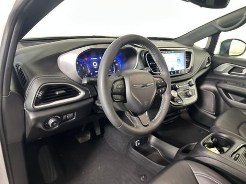 Used 2023 Chrysler Pacifica Touring-L w/ S Appearance Package image 13