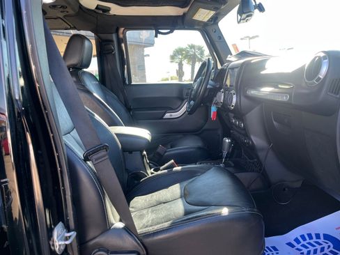 Used 2015 Jeep Wrangler Unlimited Rubicon w/ Connectivity Group image 19